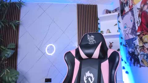 Snapshot of victoria_adams14 chatting on February 20, 12:25 pm Victoria for you online show from February 20, 12:25 pm
