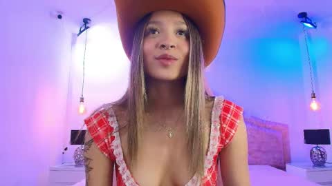 Snapshot of victoria_adams14 chatting on April 18, 4:49 am Victoria for you online show from April 18, 4:49 am