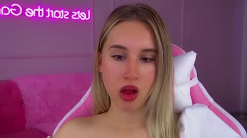 Snapshot of victoriahopson chatting on September 27, 6:51 am Victoria online show from September 27, 6:51 am