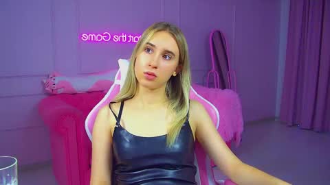 Snapshot of victoriahopson chatting on October 13, 7:08 am Victoria online show from October 13, 7:08 am