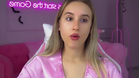 Snapshot of victoriahopson chatting on October 18, 9:10 am Victoria online show from October 18, 9:10 am