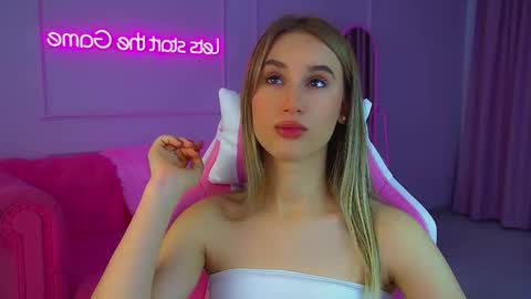 Snapshot of victoriahopson chatting on November 16, 6:08 am Victoria online show from November 16, 6:08 am