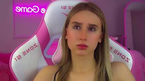 Snapshot of victoriahopson chatting on November 22, 6:23 am Victoria online show from November 22, 6:23 am