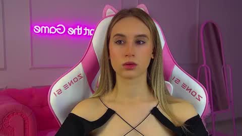 Snapshot of victoriahopson chatting on November 23, 6:13 am Victoria online show from November 23, 6:13 am