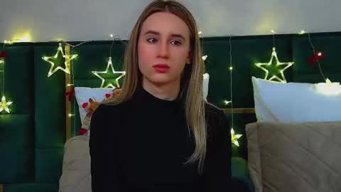 Snapshot of victoriahopson chatting on December 1, 6:07 am Victoria online show from December 1, 6:07 am