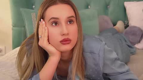 Snapshot of victoriahopson chatting on December 13, 8:04 pm Victoria online show from December 13, 8:04 pm