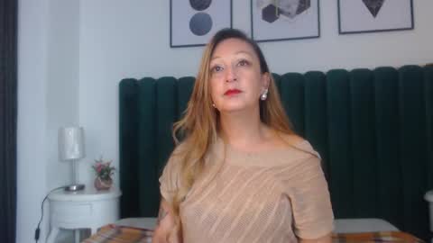 Snapshot of victoriaqueen_fg_ chatting on October 6, 12:35 pm victoriaqueen_fg_ online show from October 6, 12:35 pm