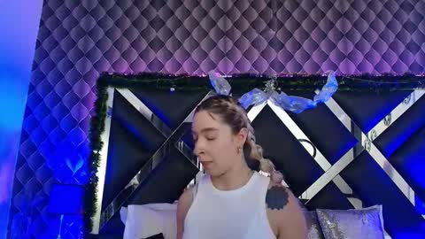 victtoria lee online show from December 18, 7:09 pm