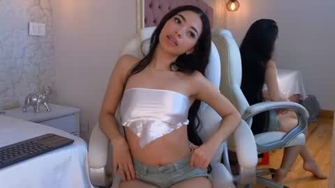 Snapshot of viiolet_whitee chatting on December 13, 8:47 pm Violet online show from December 13, 8:47 pm