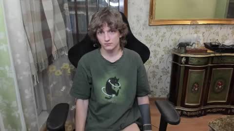 Snapshot of vince__dice chatting on February 14, 12:18 am Dimoooooon online show from February 14, 12:18 am