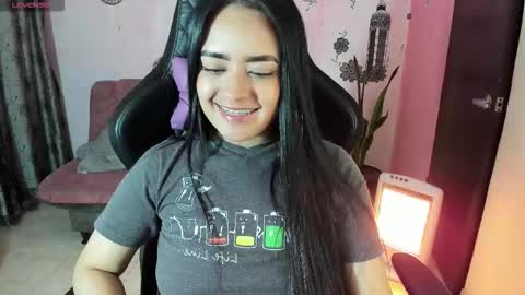 Snapshot of vio_let_ chatting on October 1, 7:47 am Daniela online show from October 1, 7:47 am