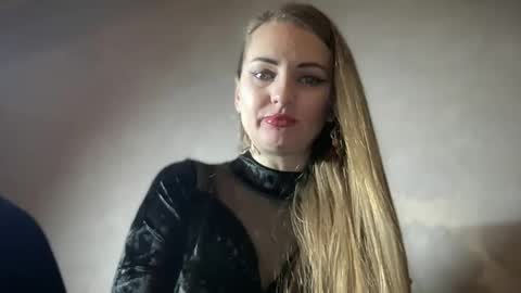 Snapshot of viola_1 chatting on December 9, 4:56 am Funny girl online show from December 9, 4:56 am