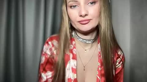 Snapshot of viola_1 chatting on December 11, 3:58 pm Funny girl online show from December 11, 3:58 pm