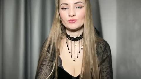 Snapshot of viola_1 chatting on December 13, 8:26 pm Funny girl online show from December 13, 8:26 pm