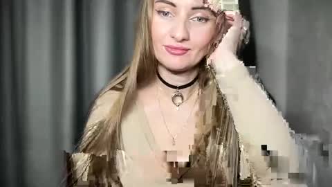 Snapshot of viola_1 chatting on December 14, 8:18 pm Funny girl online show from December 14, 8:18 pm