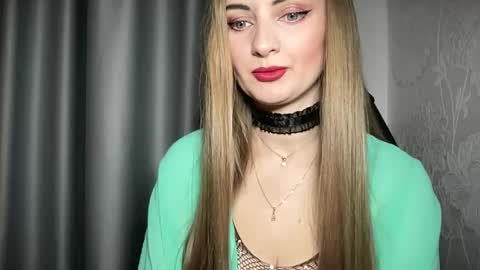 Snapshot of viola_1 chatting on December 15, 7:42 pm Funny girl online show from December 15, 7:42 pm