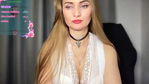 Snapshot of viola_1 chatting on December 22, 12:16 pm Funny girl online show from December 22, 12:16 pm
