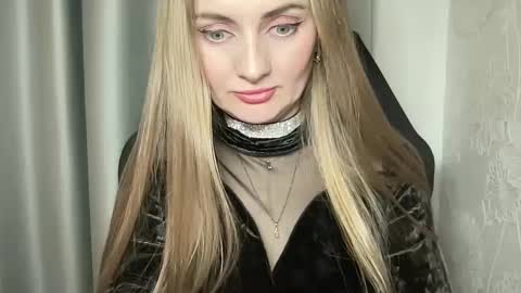 Snapshot of viola_1 chatting on December 29, 2:49 am Funny girl online show from December 29, 2:49 am