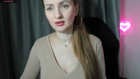 Snapshot of viola_1 chatting on March 22, 3:59 pm Funny girl online show from March 22, 3:59 pm