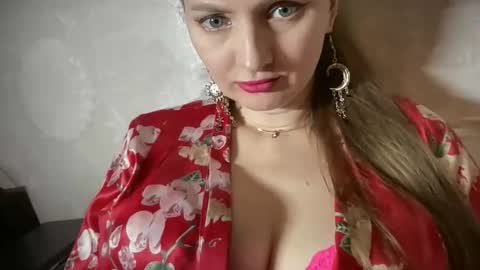 Snapshot of viola_1 chatting on April 15, 11:16 pm Funny girl online show from April 15, 11:16 pm