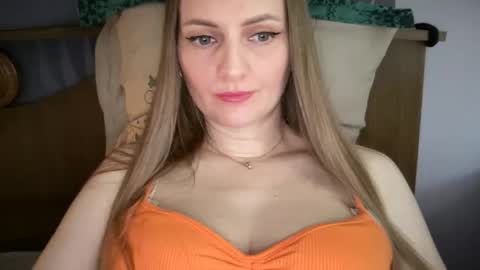 Snapshot of viola_1 chatting on June 4, 4:13 pm Funny girl online show from June 4, 4:13 pm