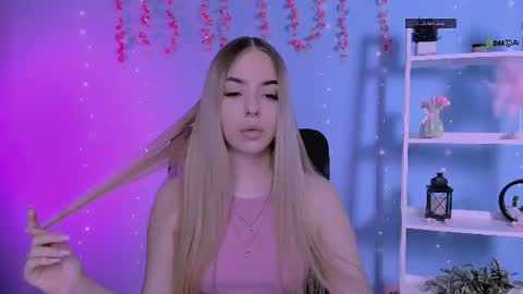 Snapshot of viola_sweet_ chatting on June 15, 8:16 am viola_sweet_ online show from June 15, 8:16 am