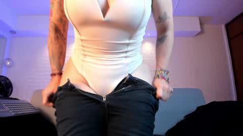 Snapshot of violeet_scott chatting on January 12, 5:44 pm Violett Everyday From 0530 to 1430 Col Time online show from January 12, 5:44 pm