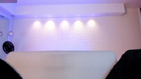 Snapshot of violeet_scott chatting on January 17, 10:44 am Violett Everyday From 0530 to 1430 Col Time online show from January 17, 10:44 am