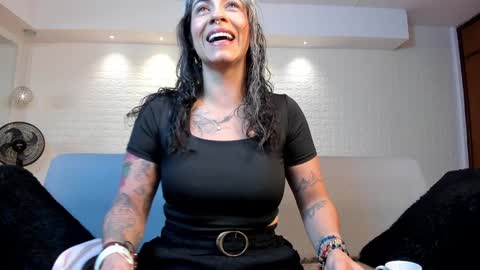 Snapshot of violeet_scott chatting on January 22, 10:50 am Violett Everyday From 0530 to 1430 Col Time online show from January 22, 10:50 am