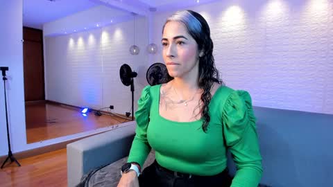 Snapshot of violeet_scott chatting on January 30, 11:01 am Violett Everyday From 0530 to 1430 Col Time online show from January 30, 11:01 am