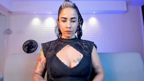 Snapshot of violeet_scott chatting on February 6, 10:59 am Violett Everyday From 0530 to 1430 Col Time online show from February 6, 10:59 am