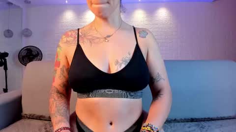 Snapshot of violeet_scott chatting on February 10, 1:44 pm Violett Everyday From 0530 to 1430 Col Time online show from February 10, 1:44 pm