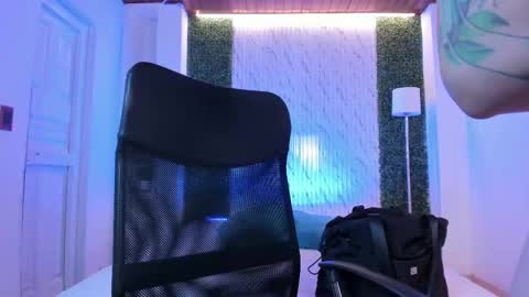 Snapshot of violeet_scott chatting on September 17, 10:39 am Violett Everyday From 0530 to 1430 Col Time online show from September 17, 10:39 am