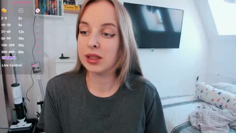 Snapshot of violet_blue_eyes chatting on April 20, 12:08 pm Violet online show from April 20, 12:08 pm