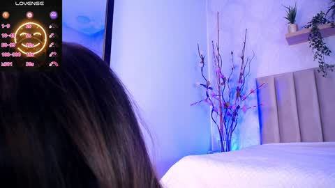 Violet Jones online show from December 4, 5:11 pm