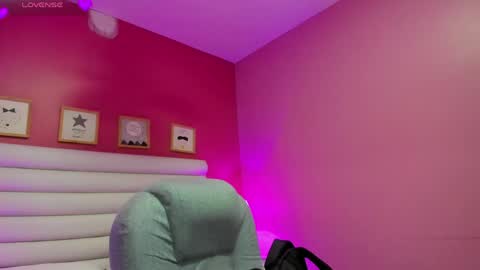Snapshot of violet_sinclair chatting on April 21, 11:27 am violet_sinclair online show from April 21, 11:27 am