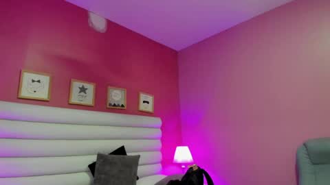 Snapshot of violet_sinclair chatting on April 24, 11:23 am violet_sinclair online show from April 24, 11:23 am