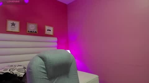Snapshot of violet_sinclair chatting on April 26, 11:19 am violet_sinclair online show from April 26, 11:19 am