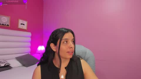 Snapshot of violet_sinclair chatting on April 30, 3:18 pm violet_sinclair online show from April 30, 3:18 pm