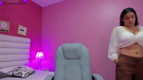 Snapshot of violet_sinclair chatting on May 15, 11:28 am violet_sinclair online show from May 15, 11:28 am