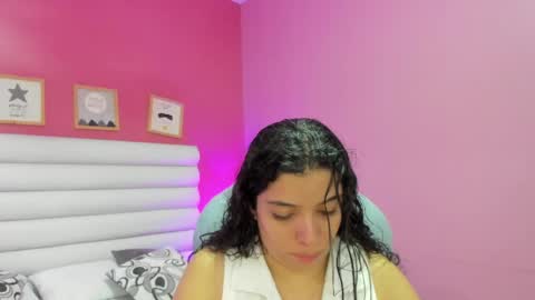 Snapshot of violet_sinclair chatting on May 28, 11:18 am violet_sinclair online show from May 28, 11:18 am