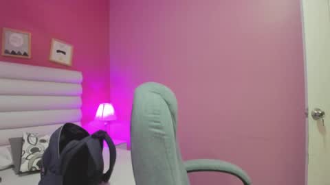 Snapshot of violet_sinclair chatting on May 30, 11:18 am violet_sinclair online show from May 30, 11:18 am