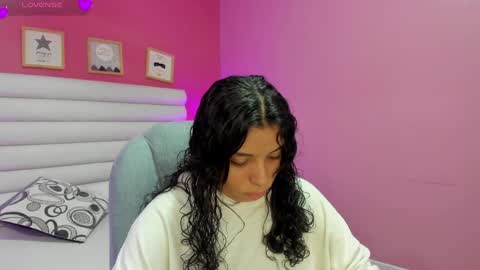 Snapshot of violet_sinclair chatting on June 4, 11:27 am violet_sinclair online show from June 4, 11:27 am