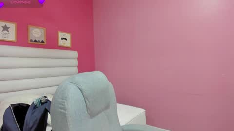 Snapshot of violet_sinclair chatting on June 6, 11:37 am violet_sinclair online show from June 6, 11:37 am