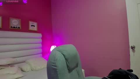 Snapshot of violet_sinclair chatting on June 7, 11:14 am violet_sinclair online show from June 7, 11:14 am