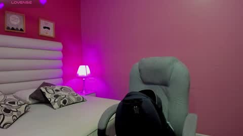 Snapshot of violet_sinclair chatting on June 8, 11:10 am violet_sinclair online show from June 8, 11:10 am