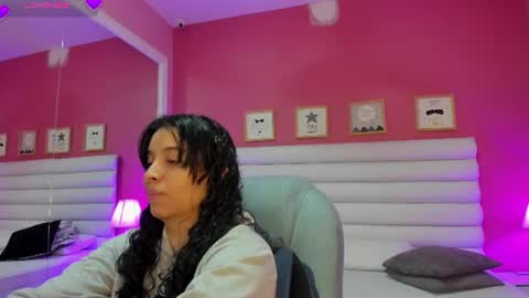 Snapshot of violet_sinclair chatting on June 12, 11:20 am violet_sinclair online show from June 12, 11:20 am