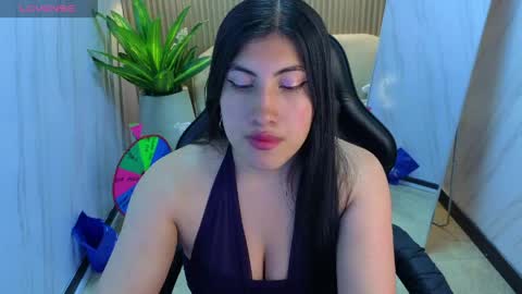 Snapshot of violet_tf chatting on June 8, 7:58 pm Violet online show from June 8, 7:58 pm