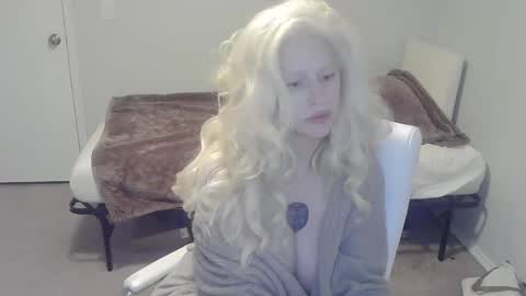 violet_winter97 online show from December 8, 2:39 am