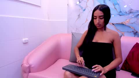 Snapshot of violeta_vins chatting on November 14, 12:15 pm Violeta online show from November 14, 12:15 pm